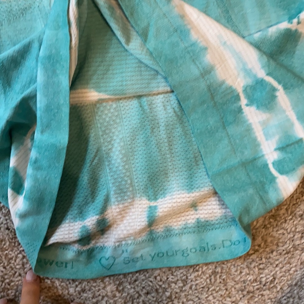 Lululemon top!! RARE Color - Picture 2 of 5